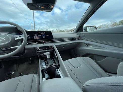 Used 2025 Hyundai Elantra SEL image 35