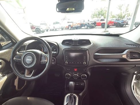 Used 2017 Jeep Renegade Latitude FWD image 22