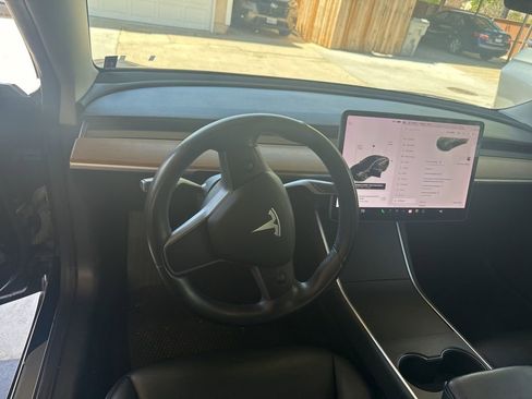 Used 2019 Tesla Model 3 Standard Range image 3