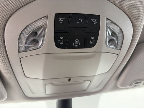 Used 2023 Chrysler Pacifica Touring-L FWD image 37
