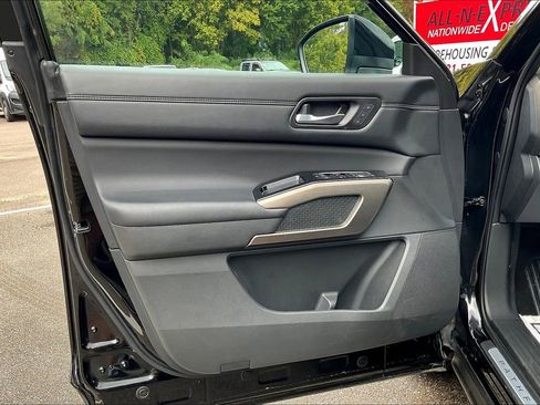 Used 2024 Nissan Pathfinder Platinum image 23