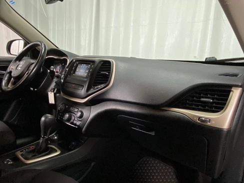 Used 2015 Jeep Cherokee Latitude w/ Cold Weather Group AWD/4WD image 30