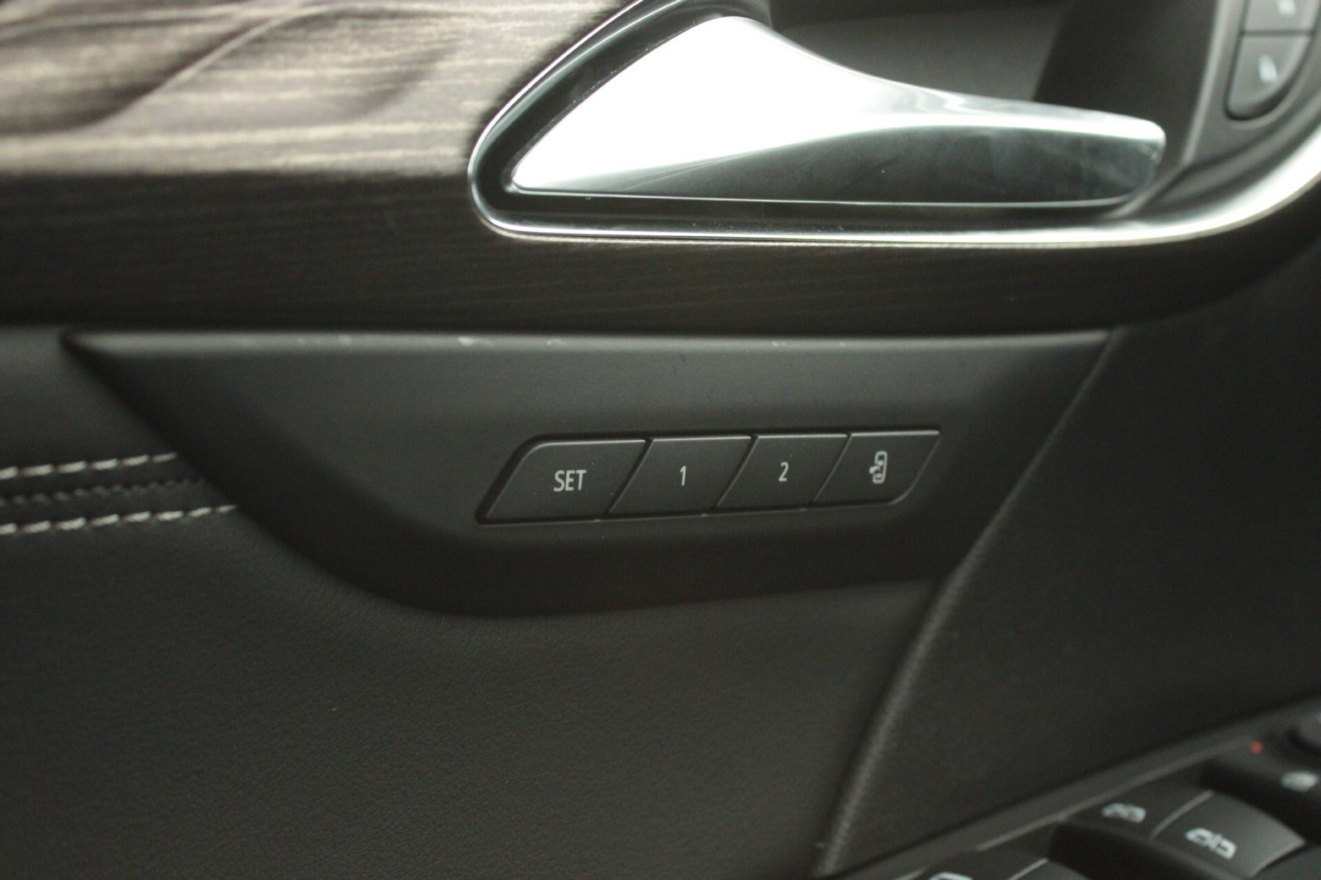 Used 2022 Buick Envision Avenir w/ Technology Package II FWD image 31