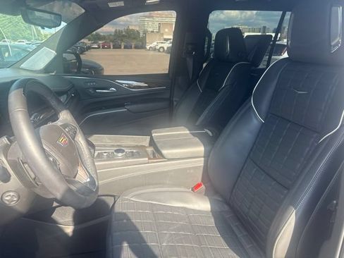 Certified 2024 Cadillac Escalade Sport Platinum w/ LPO, ONYX Package AWD/4WD image 3