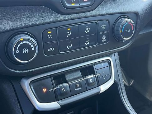 Used 2024 GMC Terrain SLE FWD image 30