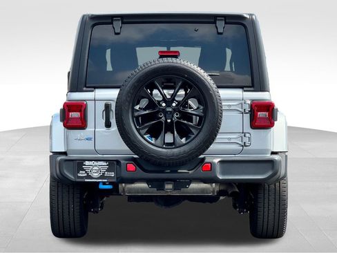 Used 2023 Jeep Wrangler Unlimited Sahara w/ Cold Weather Group AWD/4WD image 6