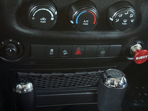 Used 2013 Jeep Wrangler Unlimited Sahara w/ Connectivity Group AWD/4WD image 28