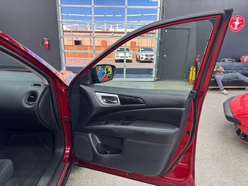 Used 2018 Nissan Pathfinder S image 22