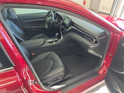 Used 2021 Toyota Camry XLE image 9