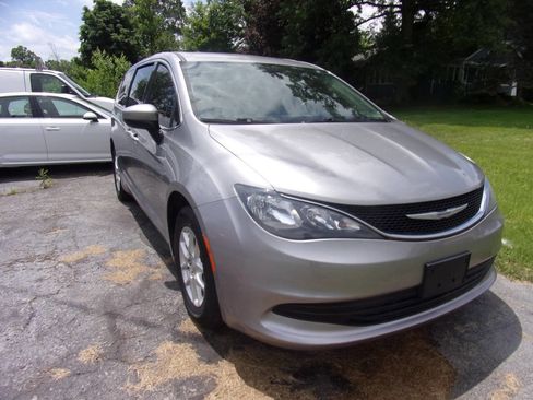 Used 2017 Chrysler Pacifica Touring image 4