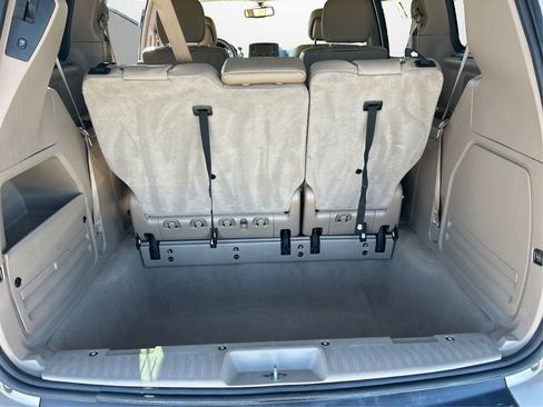 Used 2016 Chrysler Town & Country Touring-L image 11