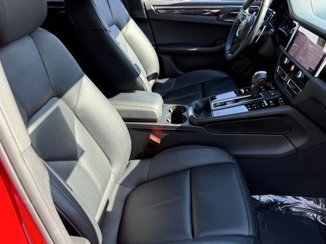 Used 2025 Porsche Macan AWD/4WD image 20