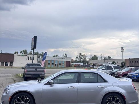 Used 2018 Chrysler 300 S w/ 300S Premium Group RWD image 5