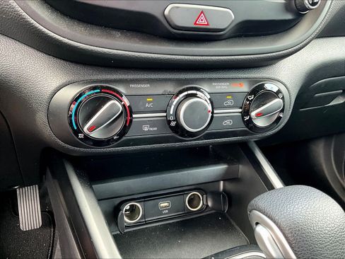 Used 2025 Kia Soul LX w/ LX Technology Package FWD image 15