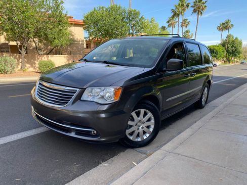 Used 2016 Chrysler Town & Country Touring image 16