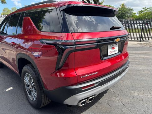 Used 2025 Chevrolet Traverse LT w/ Driver Confidence Package FWD image 32