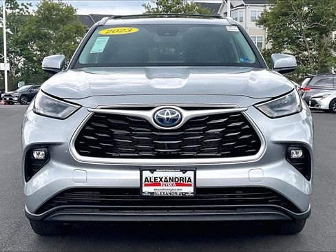 Used 2023 Toyota Highlander XLE AWD/4WD image 3