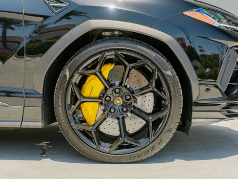Used 2024 Lamborghini Urus Performante AWD/4WD image 40