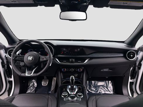 Used 2024 Alfa Romeo Stelvio Sprint image 3