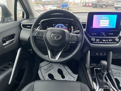 Certified 2025 Toyota Corolla Cross XLE image 14