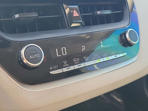 Used 2025 Toyota Corolla LE w/ Convenience Package image 27