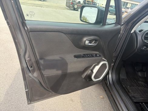 Used 2019 Jeep Renegade Latitude w/ Cold Weather Group image 37