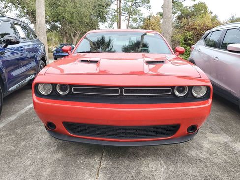 Used 2015 Dodge Challenger SXT image 2