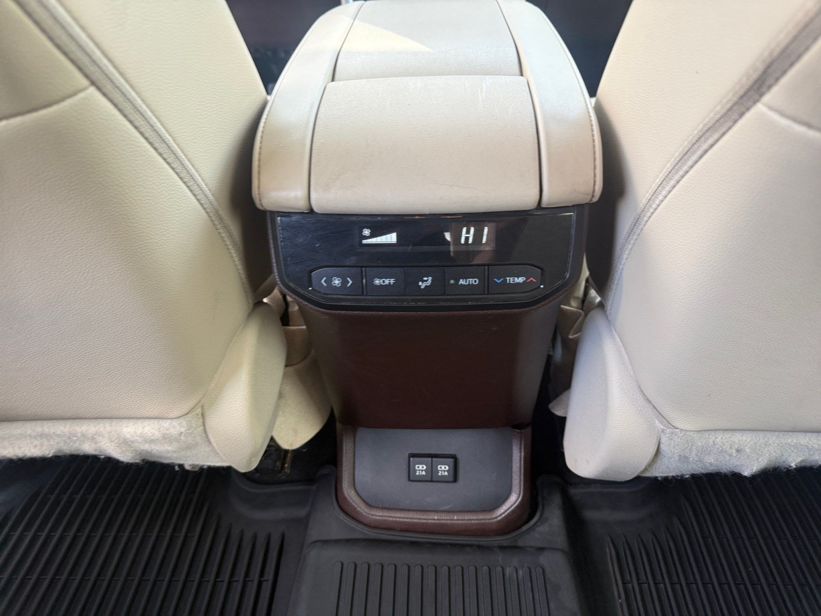 Used 2021 Toyota Highlander XLE FWD image 30