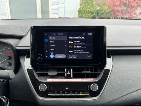 Used 2025 Toyota Corolla LE image 18