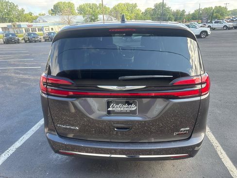 Used 2023 Chrysler Pacifica Touring-L AWD/4WD image 4