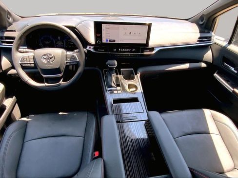 Used 2026 Toyota Sienna XSE FWD image 16