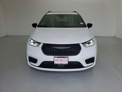 Used 2025 Chrysler Pacifica Limited FWD image 3