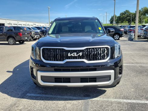 Used 2024 Kia Telluride EX w/ EX Captain's Chair Package FWD image 2