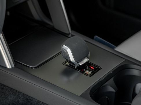 Used 2024 Land Rover Discovery Sport Dynamic SE image 18