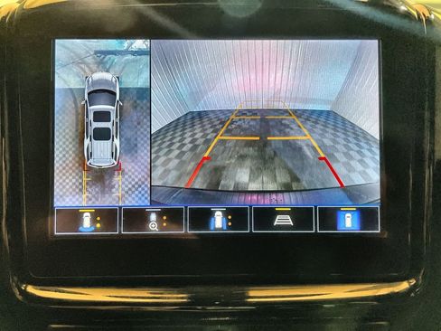 Used 2023 Chevrolet Traverse LT w/ Rear Camera Mirror Package image 14