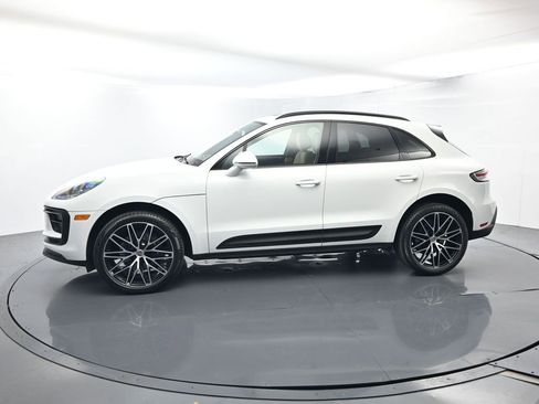 Certified 2025 Porsche Macan AWD/4WD image 2