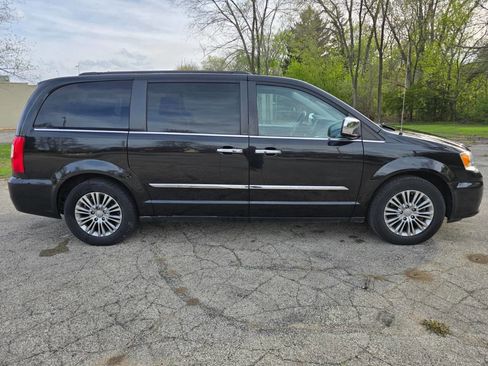 Used 2013 Chrysler Town & Country Touring-L w/ Entertainment Group #2 FWD image 4
