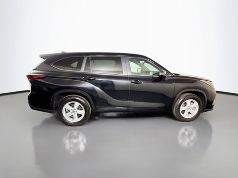 Used 2025 Toyota Highlander LE FWD image 11