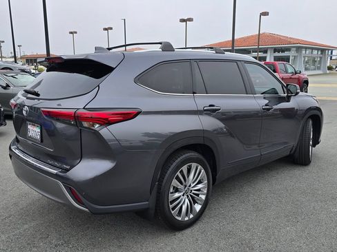 Used 2023 Toyota Highlander Platinum AWD/4WD image 4