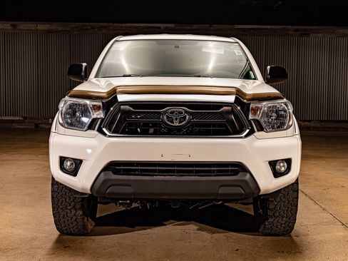 Used 2015 Toyota Tacoma 4x4 Access Cab V6 w/ TRD Off-Road Package image 2