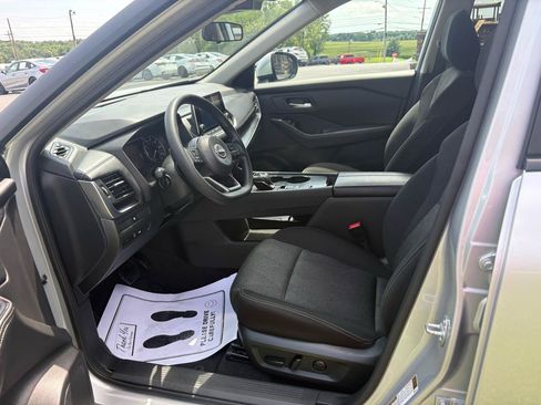 Used 2024 Nissan Rogue SV FWD image 9
