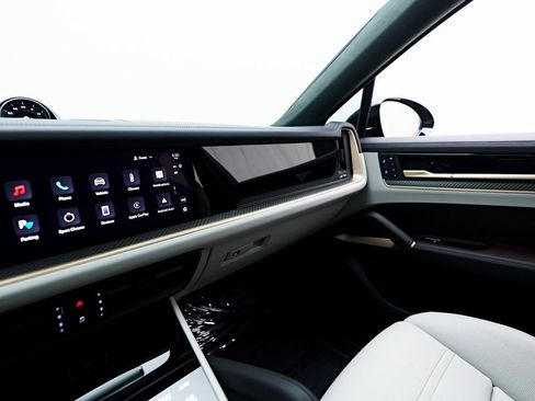 Used 2025 Porsche Cayenne GTS image 89