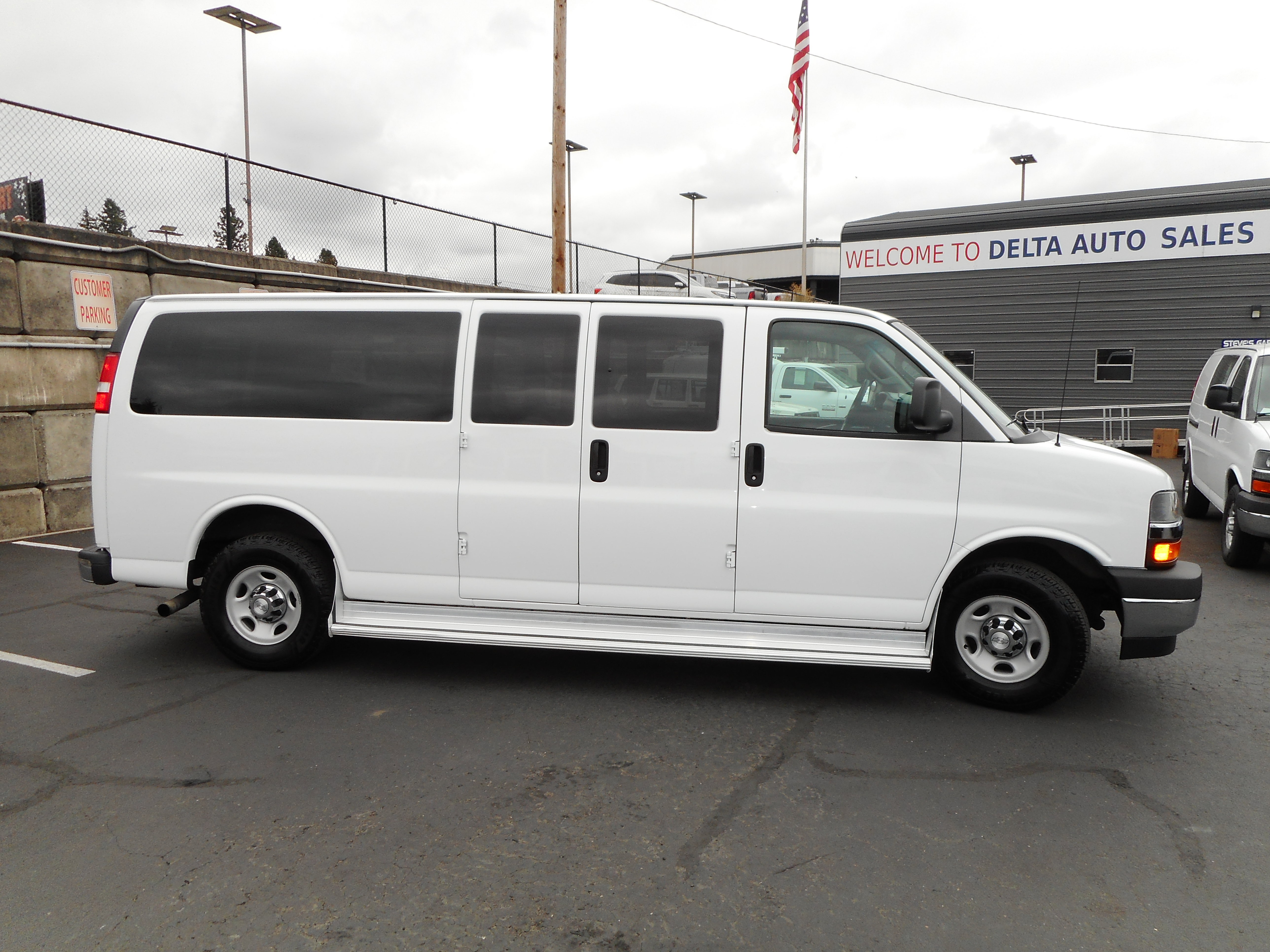 Used 2017 Chevrolet Express 3500 LT w/ LT Preferred Equipment Group RWD image 6