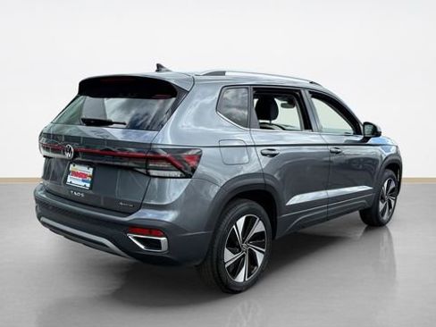Used 2025 Volkswagen Taos SE AWD/4WD image 3