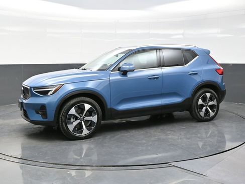 Used 2025 Volvo XC40 B5 Plus image 3