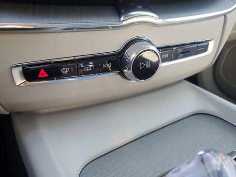 Certified 2025 Volvo XC60 B5 Ultra image 32