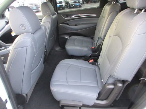Used 2023 Buick Enclave Essence image 13