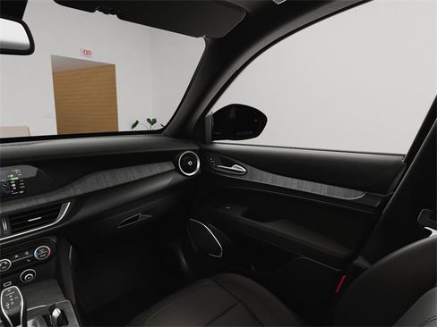 New 2025 Alfa Romeo Stelvio Sprint image 9