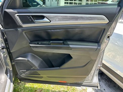 Used 2020 Volkswagen Atlas Cross Sport SE w/ Panoramic Sunroof Package FWD image 43