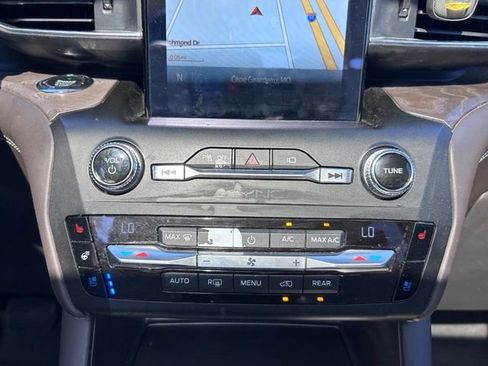 Used 2020 Ford Explorer Platinum w/ Premium Technology Package image 17